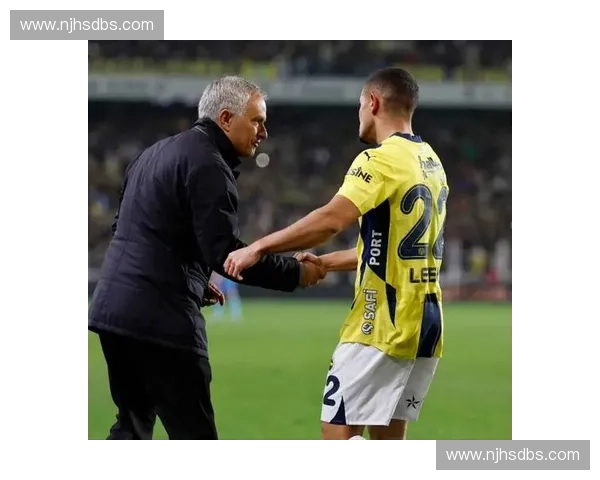 穆里尼奥执掌曼联时期战术变革与球队荣誉重塑的深度解析