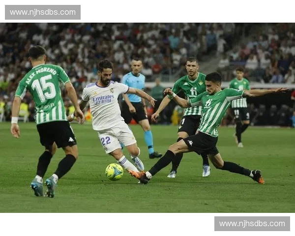 围绕足球比赛参赛球员表现与球队人员调配及战术协作机制深度解析